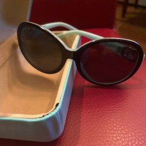 Tiffany & Co. sunglasses comes with Tiffany case